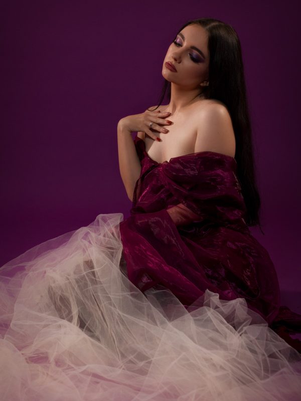 Kobieta w fioletowej sukni na fioletowym tle